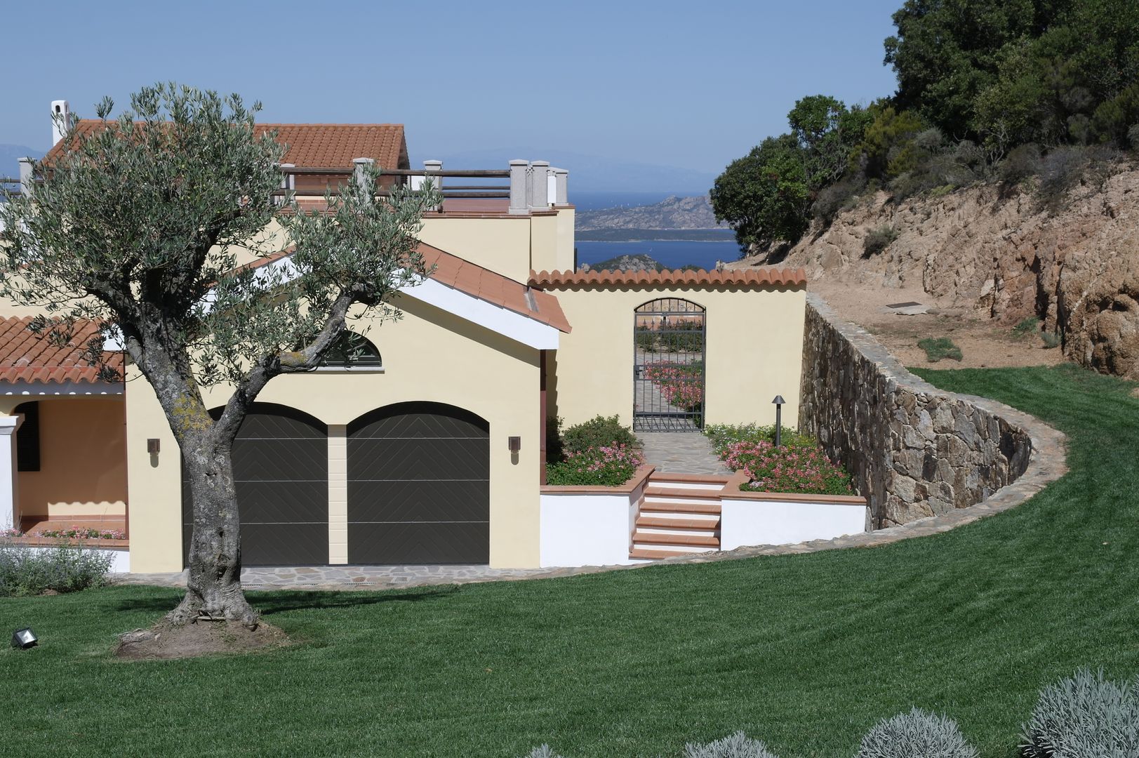 Villa in Porto Cervo / Sardinien, Erweiterung und Umbau, Meyerfeldt Architektur & Innenarchitektur im Raum Hamburg Meyerfeldt Architektur & Innenarchitektur im Raum Hamburg カントリーな 家