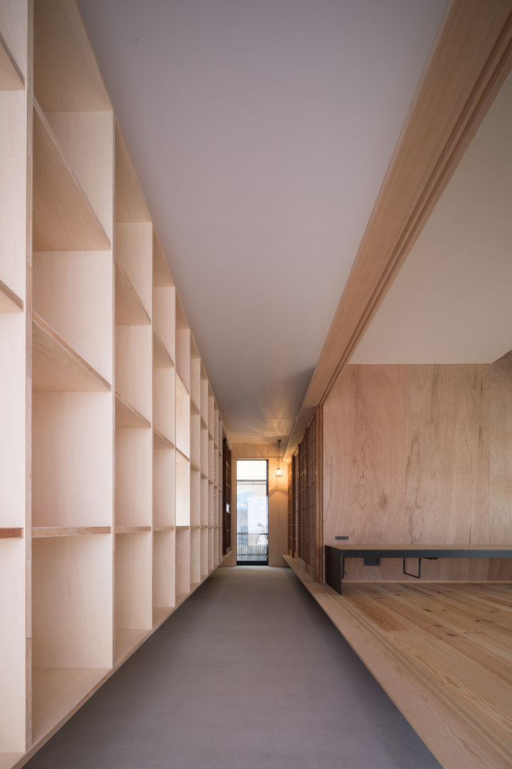 井とロ, 一級建築士事務所 SAKAKI Atelier 一級建築士事務所 SAKAKI Atelier Modern Corridor, Hallway and Staircase Wood Wood effect