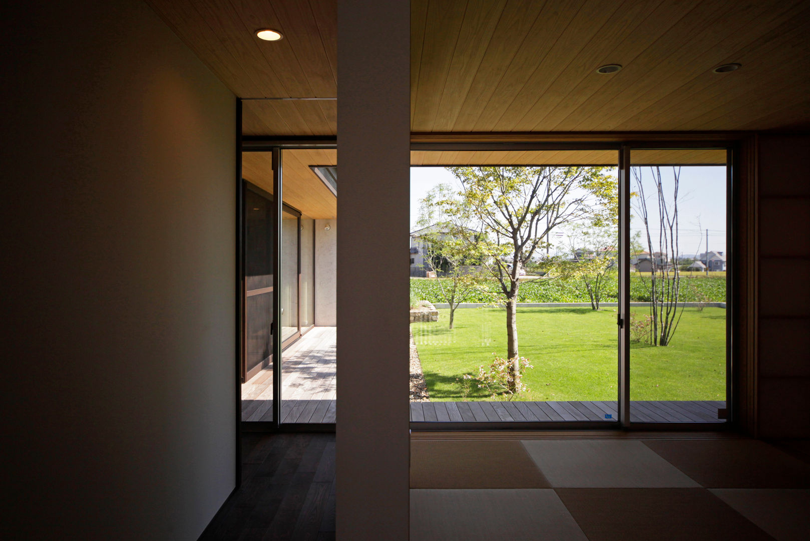 緑の映える庭と暮らすL字型の平屋, kisetsu kisetsu Scandinavian style media rooms