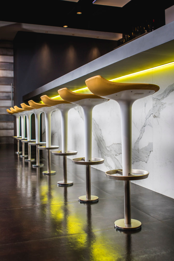 Bar-Kode Gastropub , Design Group Latinamerica Design Group Latinamerica Modern Dining Room Chairs & benches