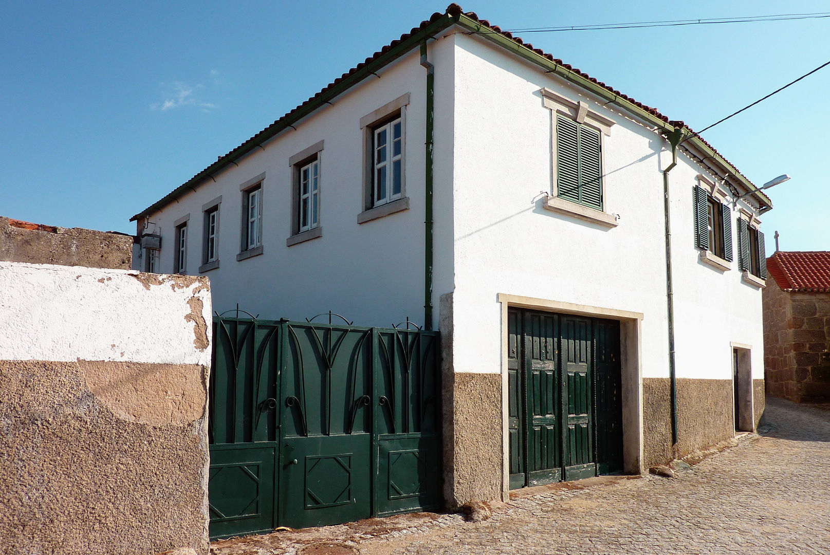 Fachada lateral - antes da intervenção Estúdio AMATAM casa de campo