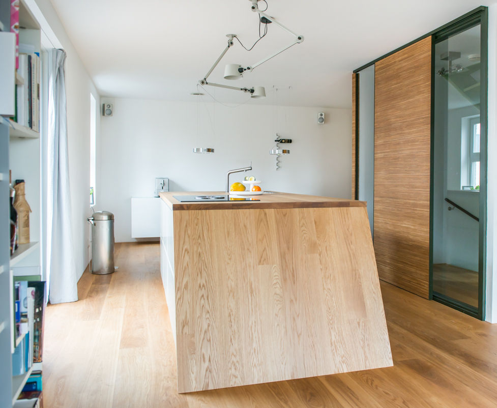 Complete make-over woonkamer en keuken, B1 architectuur B1 architectuur ครัวบิลท์อิน ไม้ Wood effect