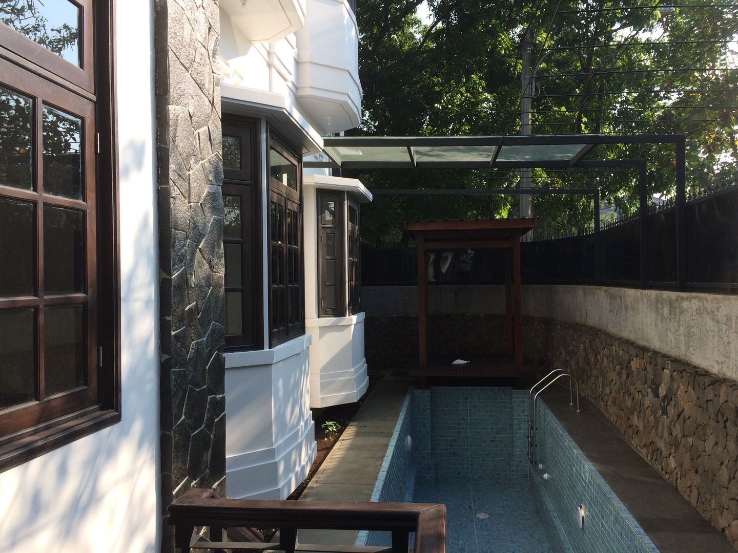 Sejahtera House, Kahuripan Architect Kahuripan Architect 庭院泳池 陶器