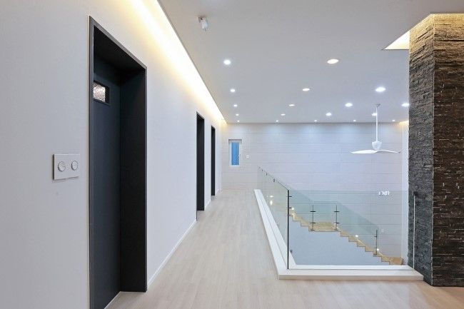 양산시 물금읍 증산리 단독주택, 피앤이(P&E)건축사사무소 피앤이(P&E)건축사사무소 Modern corridor, hallway & stairs