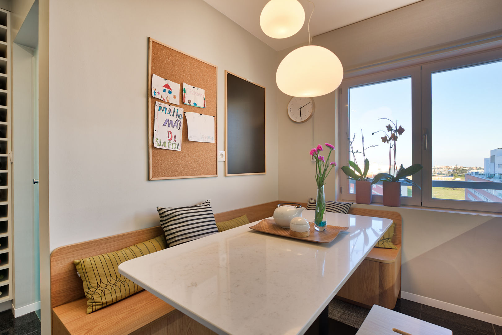 Cozinha homify İskandinav Mutfak Masa & Oturma Grupları