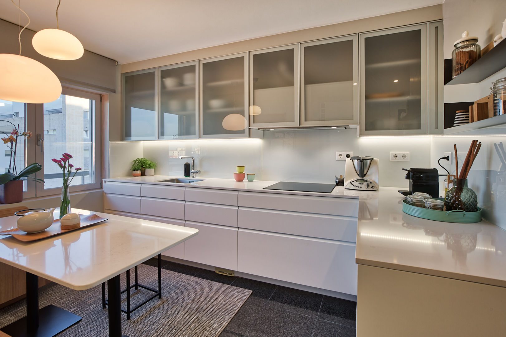 Lumiar - T3 Duplex, ShiStudio Interior Design ShiStudio Interior Design Kitchen Bench tops