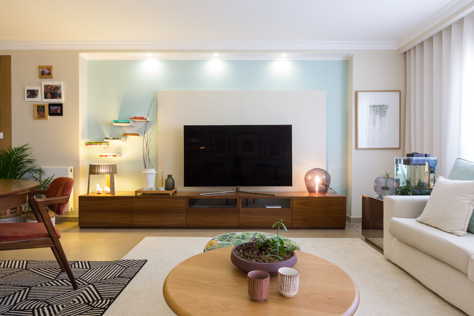 Lumiar - T3 Duplex, ShiStudio Interior Design ShiStudio Interior Design Ruang Keluarga Gaya Skandinavia TV stands & cabinets