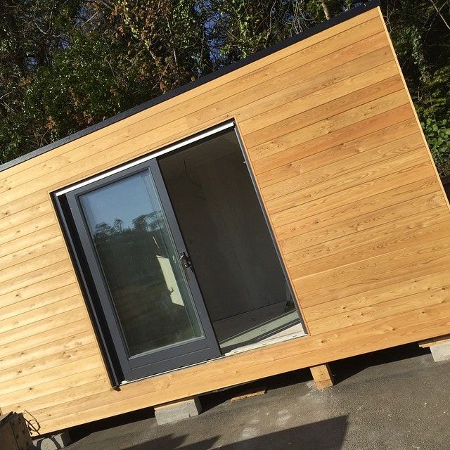 Gym - Sliding Doors Building With Frames Gimnasios domésticos de estilo moderno Madera Acabado en madera