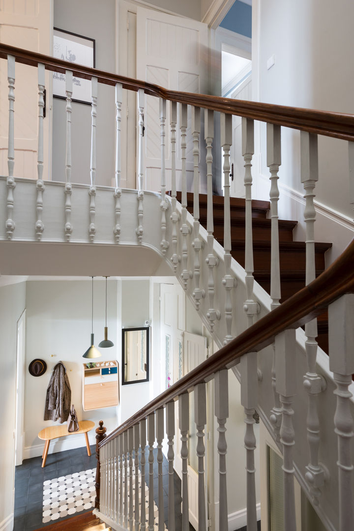 Escadas - vivenda em S. Mamede - Projeto de interiores Shi Studio - Matosinhos, Porto homify Merdivenler Ahşap Ahşap rengi escadaria,escada,corrimão,hall,vivenda,shistudio,sheila moura azevedo,interiores,design,decoração,projeto