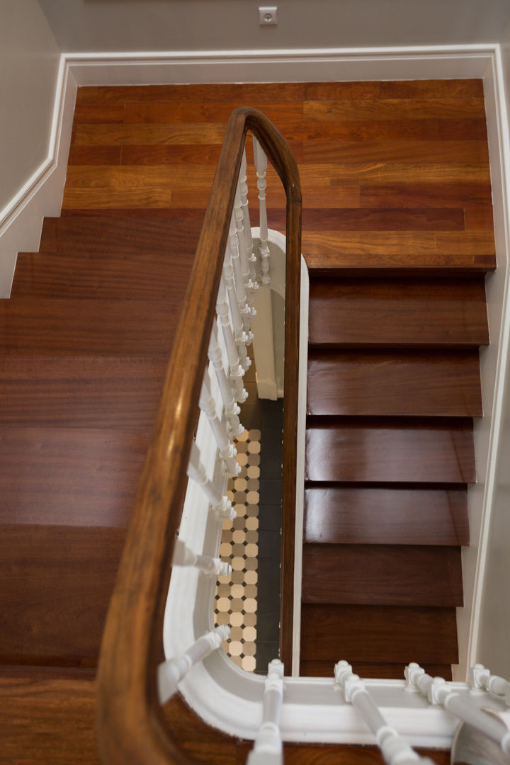 Escadas - vivenda em S. Mamede - Projeto de interiores Shi Studio - Matosinhos, Porto homify Merdivenler escadaria,escadas,madeira,shistudio,decoração,sheila moura azevedo,s.mamede,design,interiores,porto,corrimão