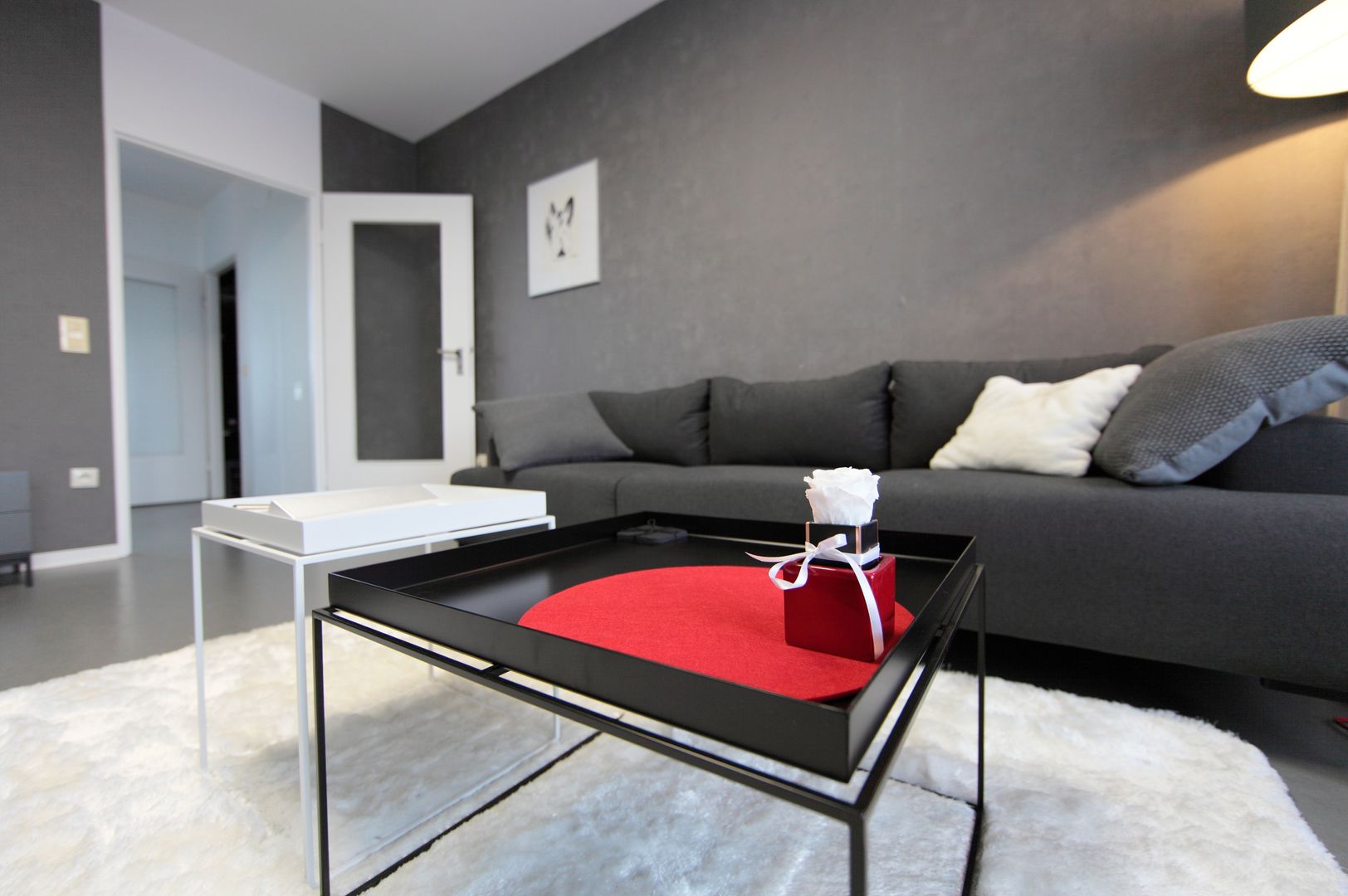 Wohnzimmer mit Kamin und roten Akzenten, nadine buslaeva interior design nadine buslaeva interior design Minimalist living room