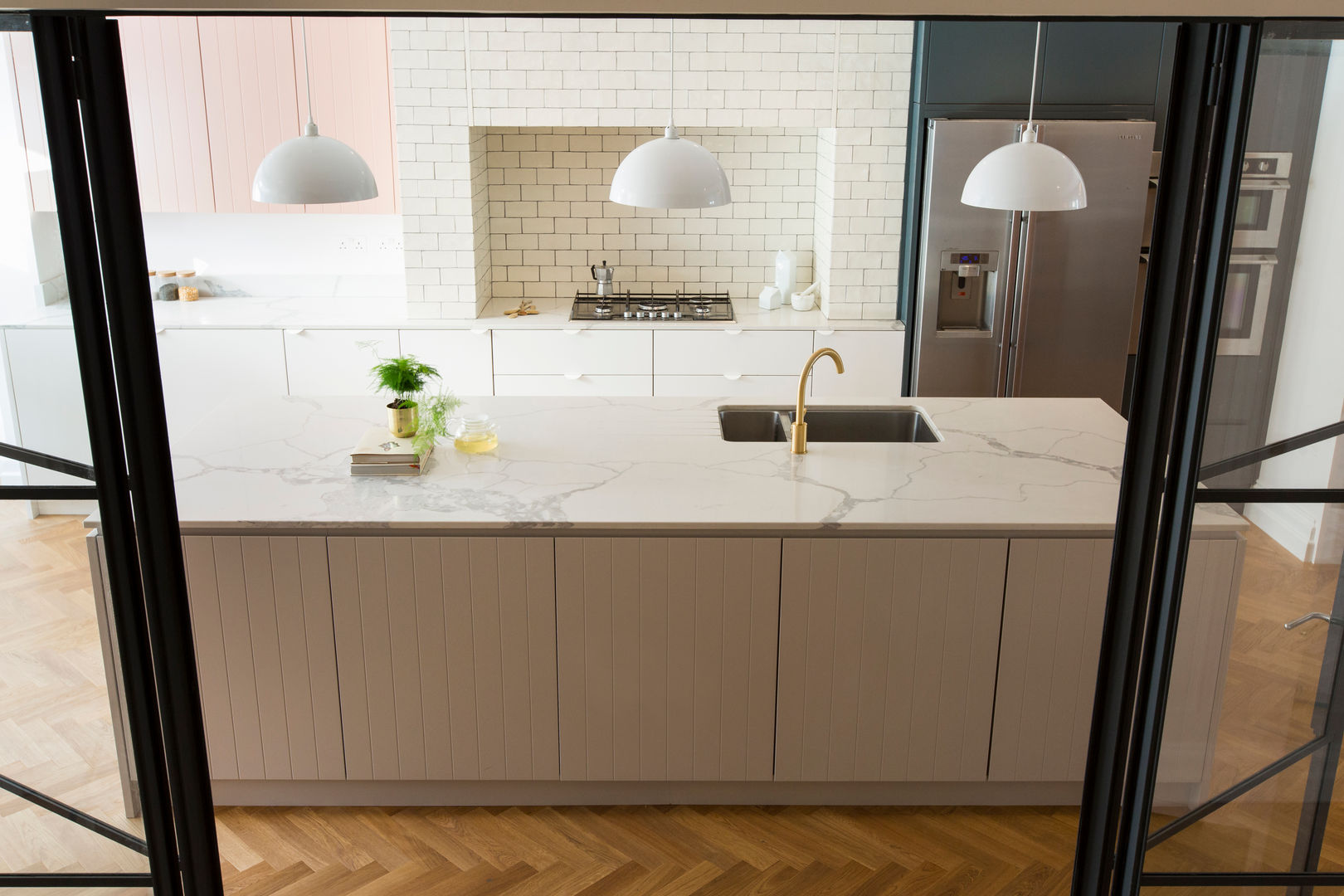 Urban rustic style - Victorian villa, Hammersmith My-Studio Ltd ห้องครัว แผ่น MDF kitchen,kitchen design,white kitchen,pink kitchen,pendant lights,wood flooring