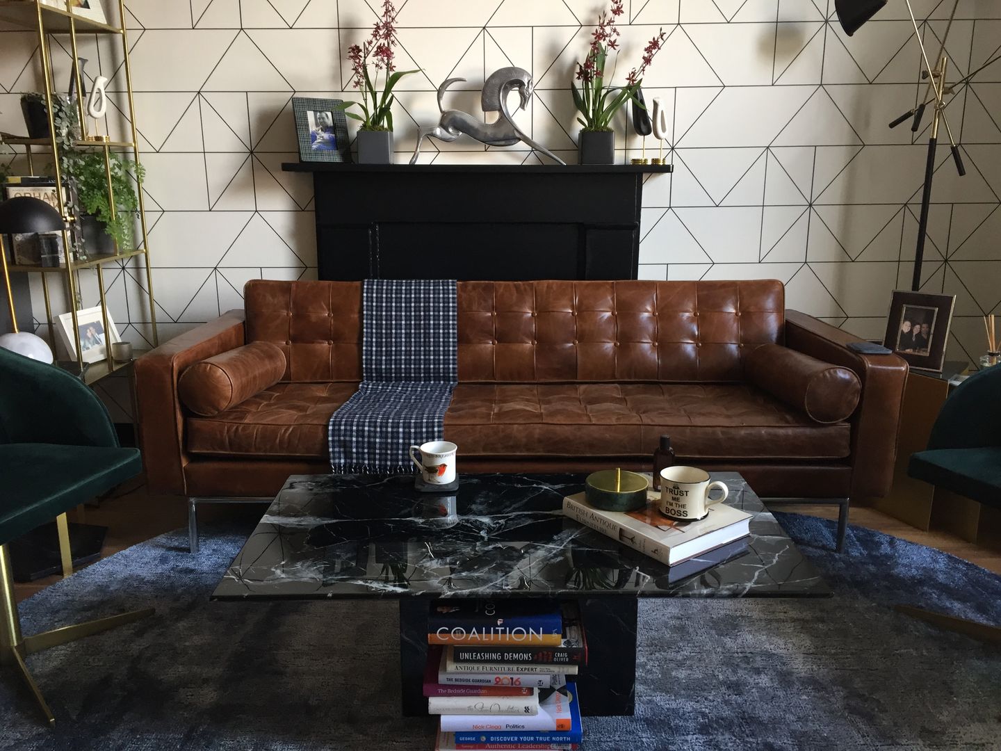 Belsize Park Flat, Orkun Indere Interiors Orkun Indere Interiors Salon moderne Marbre leather sofa,belsize park,marble,wallpaper,house plants,horse