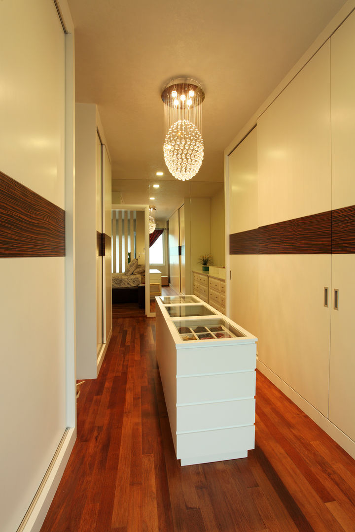homify Classic style dressing room