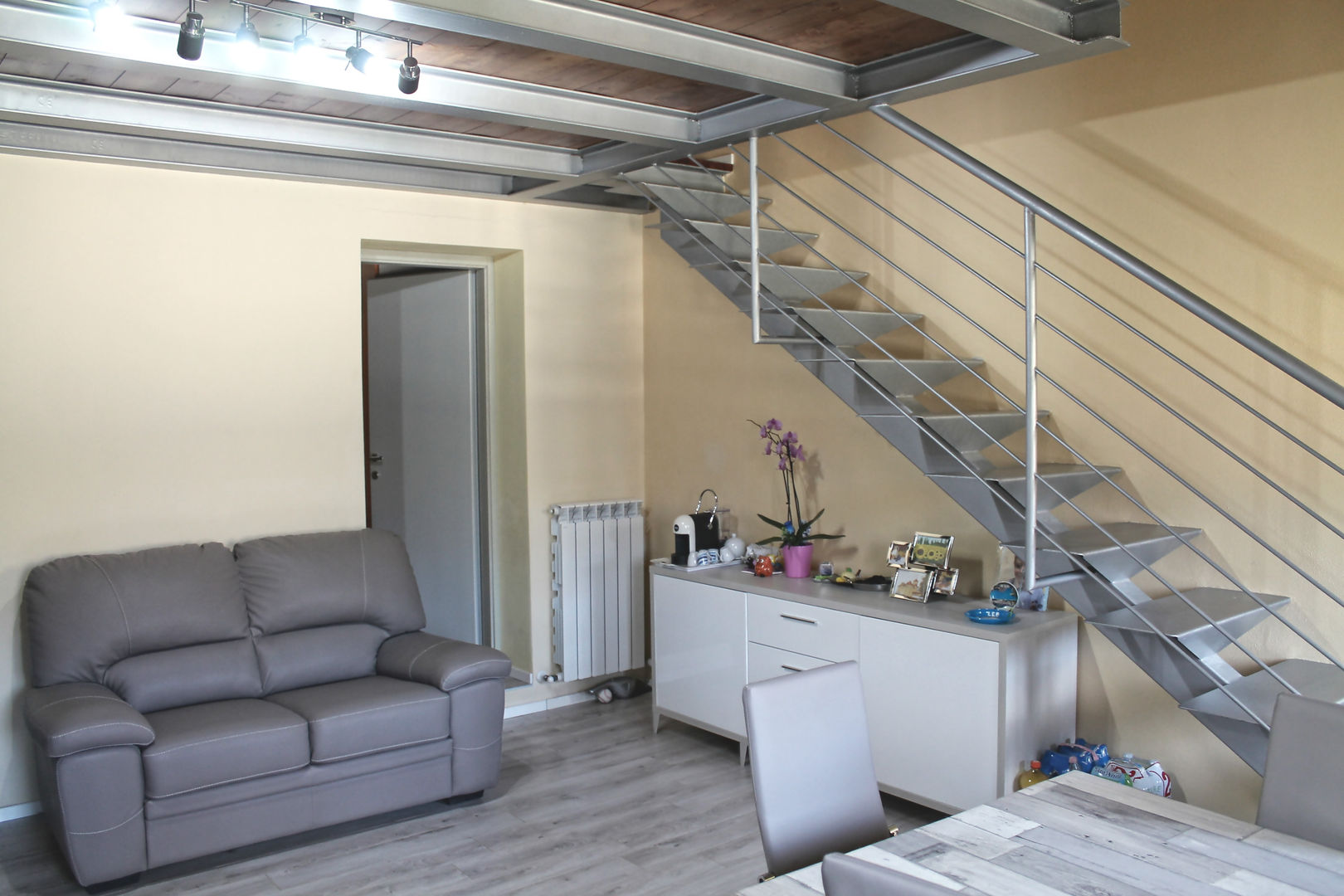Realizzazione di mini appartamento, MAURRI + PALAI architetti MAURRI + PALAI architetti Modern living room