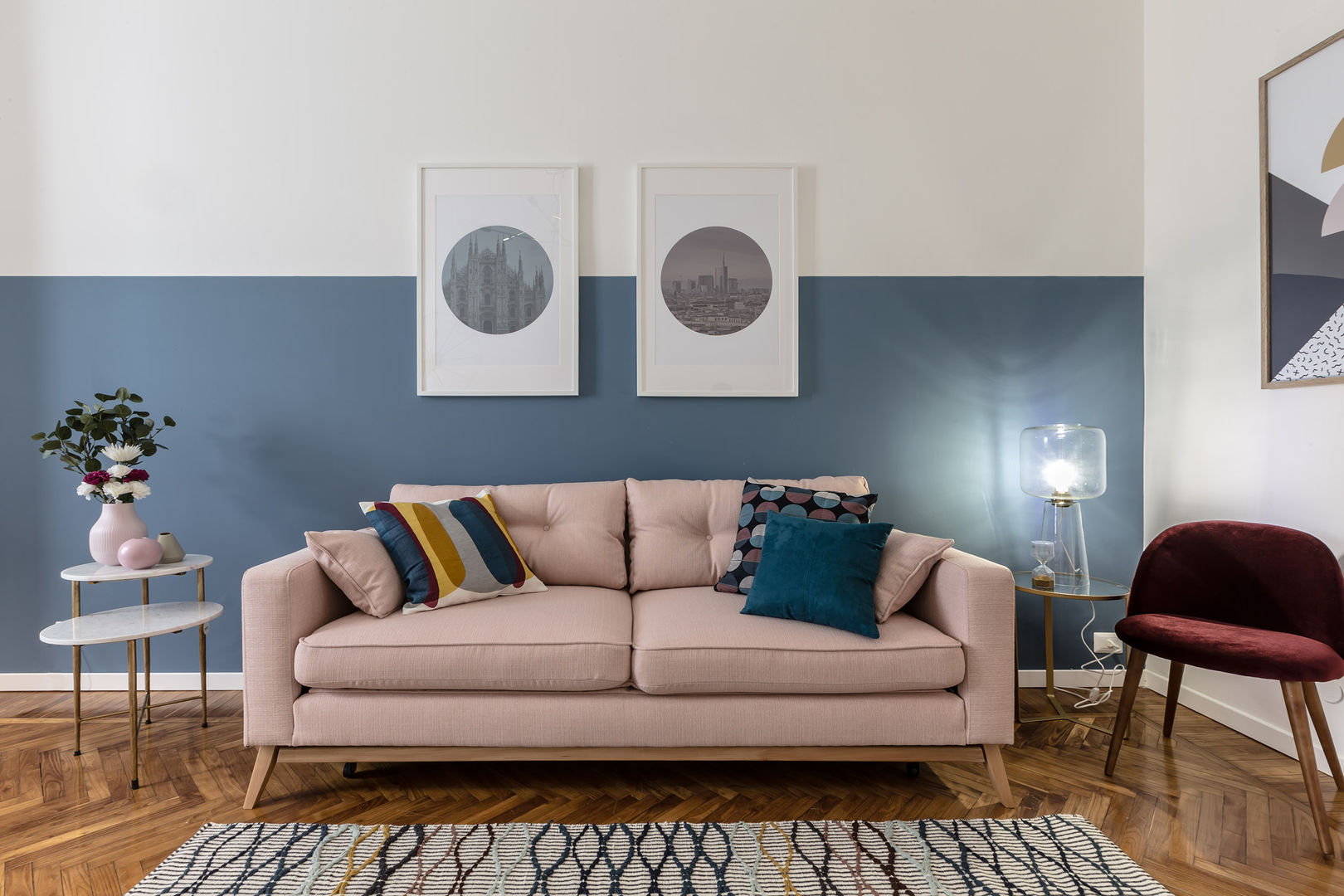 Soggiorno Architrek Soggiorno moderno divano,tappeto,colore delle pareti,blu,quadri,lampada da tavolo