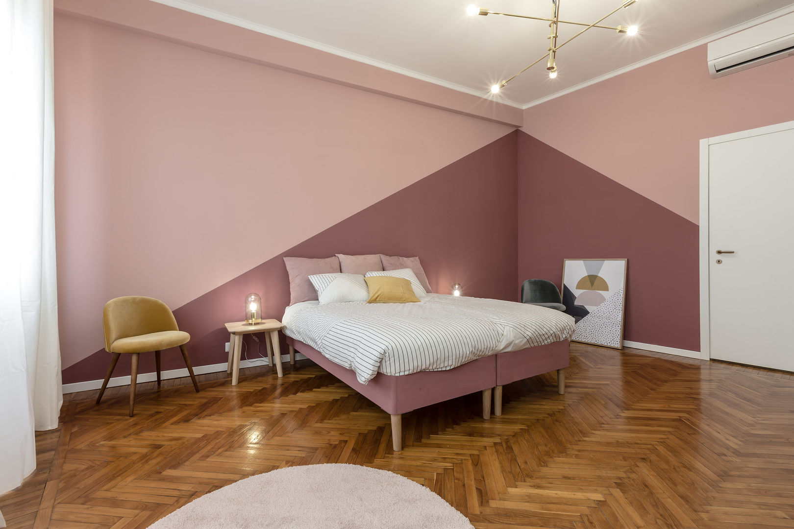 Camera matrimoniale Architrek Camera da letto moderna camera,parquet,rosa,colori delle pareti,letto,tappeto,lampada