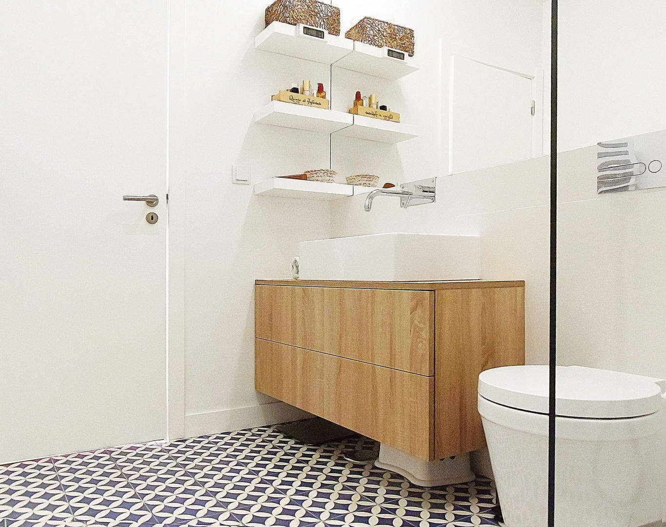 Casa da Rita e do Pedro, Homestories Homestories Scandinavian style bathroom