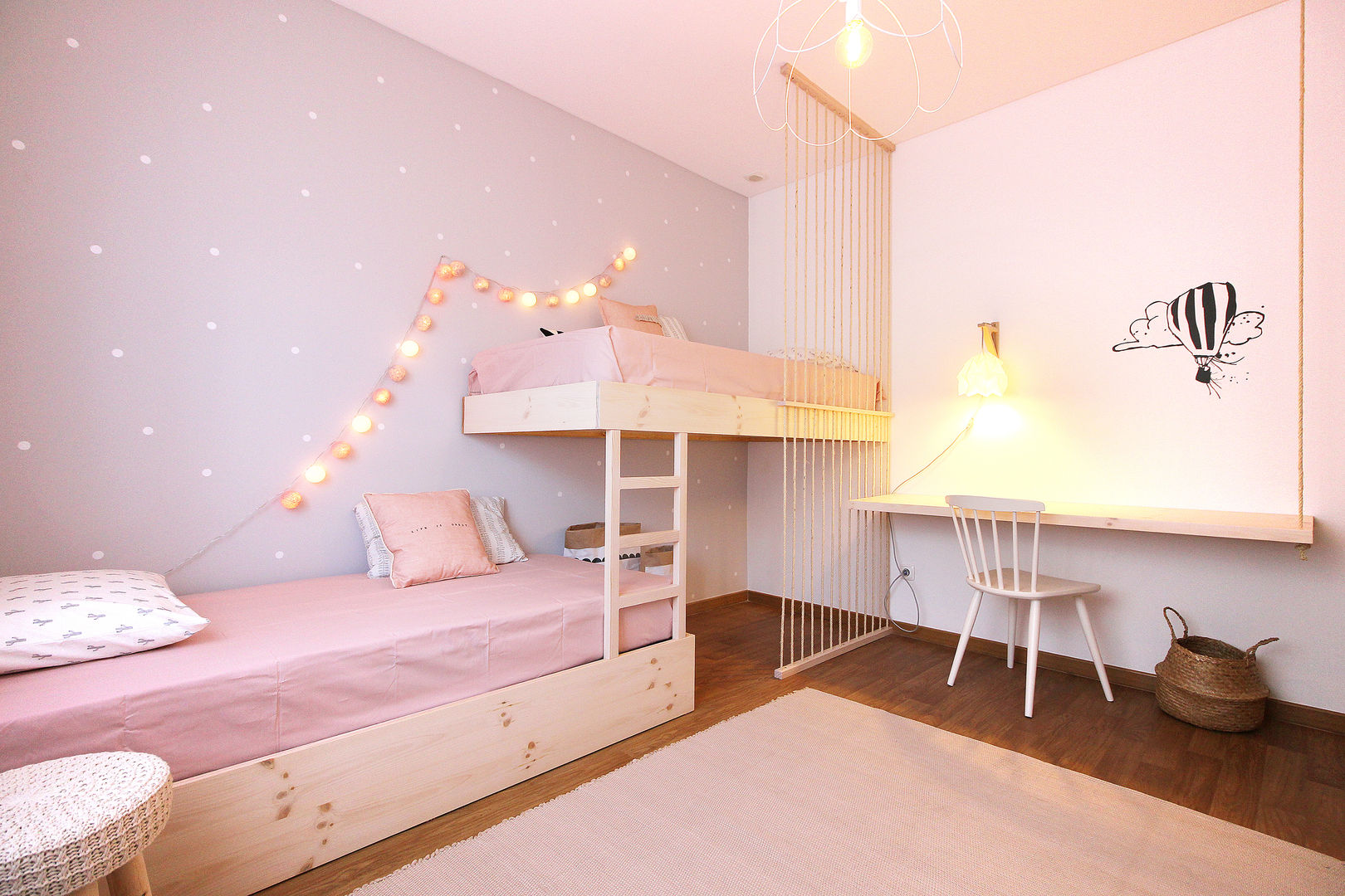 O quarto da Ana e da Margarida, Homestories Homestories Scandinavian style nursery/kids room
