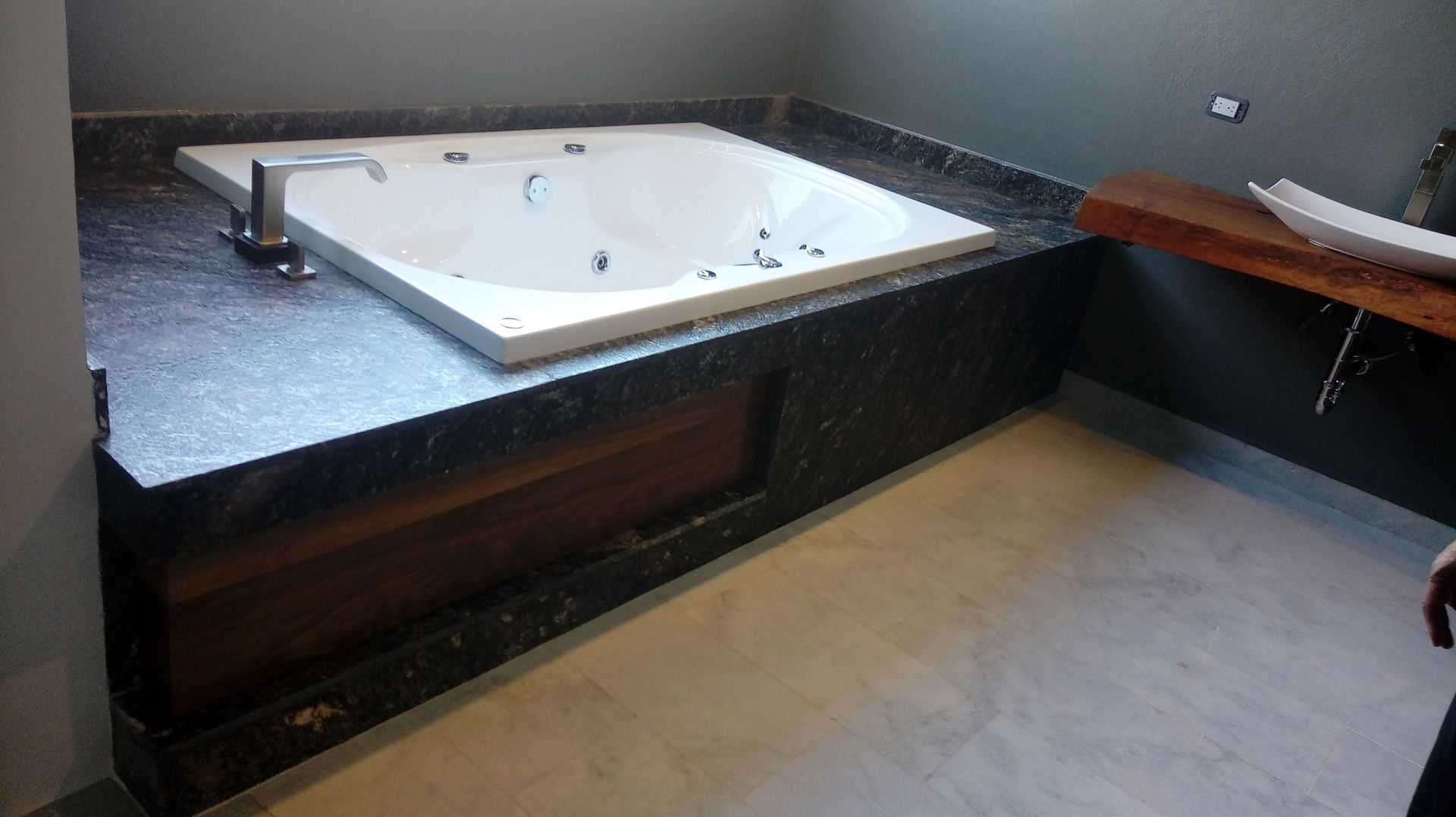 Detalle baño principal GRUPO VOLTA Baños modernos Granito tina,granito...