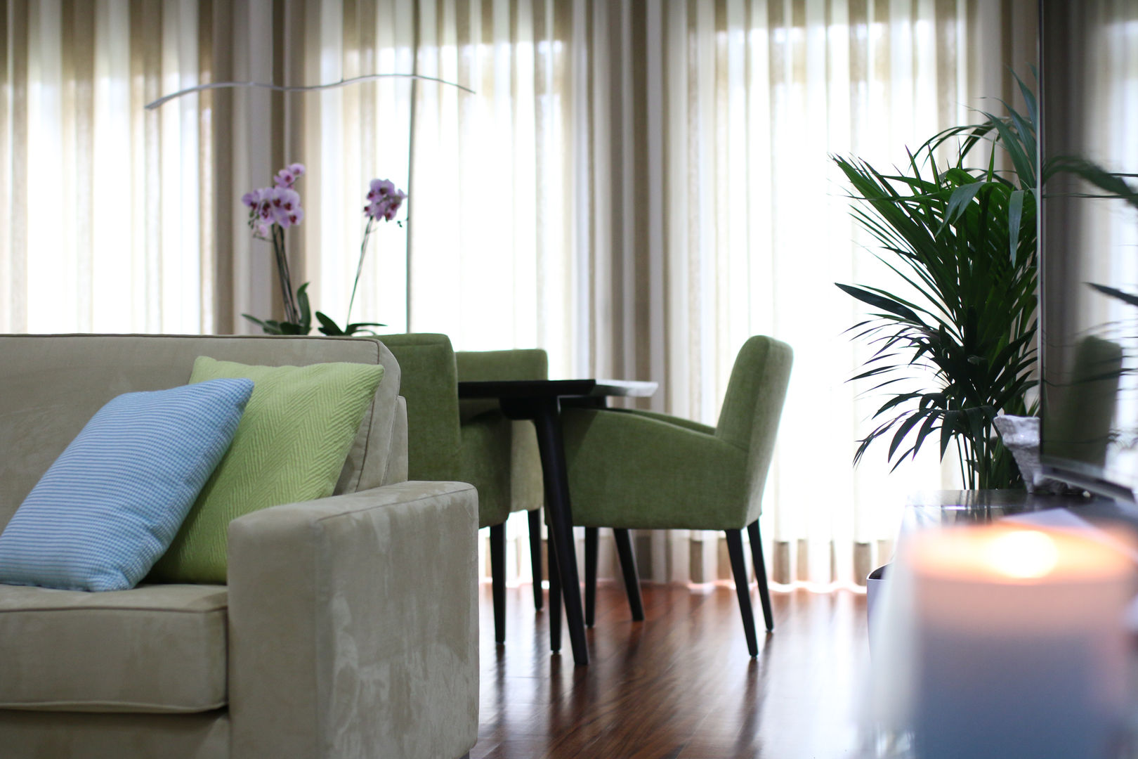 Surfer Colors living room, Perfect Home Interiors Perfect Home Interiors Comedores de estilo ecléctico Madera Acabado en madera
