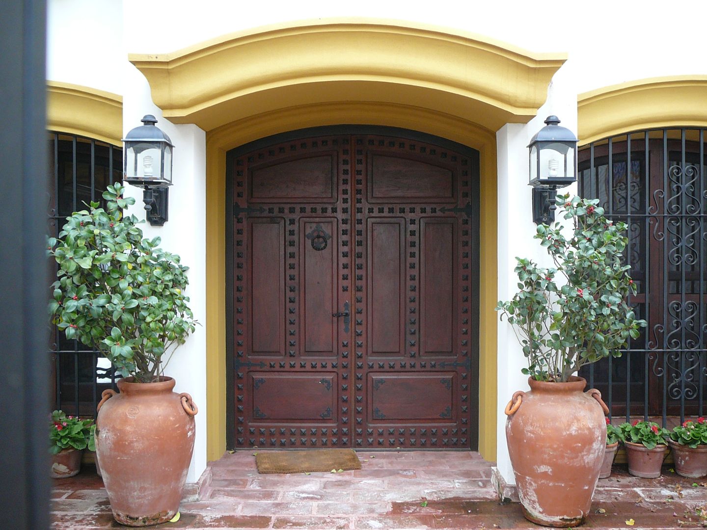 Diseño y Construcción de Casa Colonial Español por Estudio Dillon Terzaghi Arquitectura, Estudio Dillon Terzaghi Arquitectura - Pilar Estudio Dillon Terzaghi Arquitectura - Pilar Front doors Solid Wood Multicolored