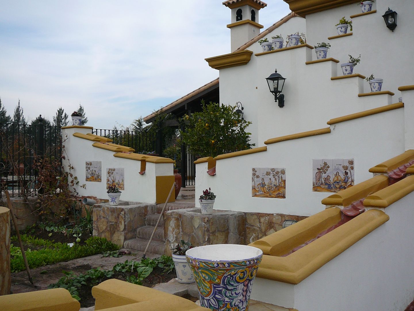 Acequias estilo español en casa colonial Estudio Dillon Terzaghi Arquitectura - Pilar Casas unifamiliares Cerámico acequia,riego