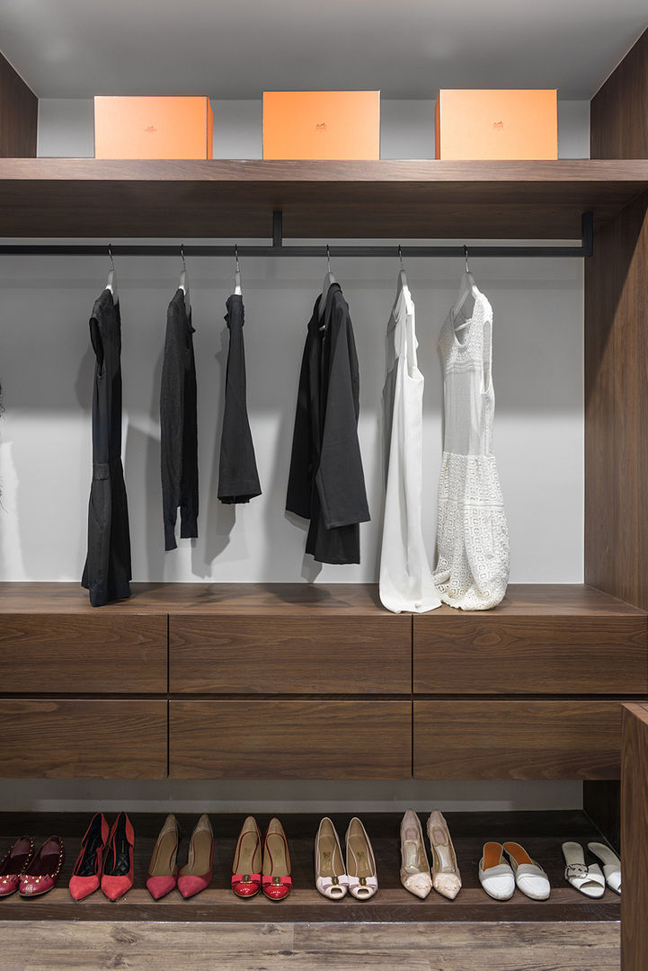 homify Modern dressing room