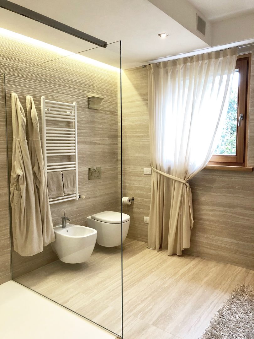 bagno accessibile e di charme Arch. Silvana Citterio Bagno moderno Ceramica bagno accessibilie,bagno per disabili,illuminazione bagno,bagno,lavabo bagno,pavimento del bagno,specchio bagno,doccia filo pavimento