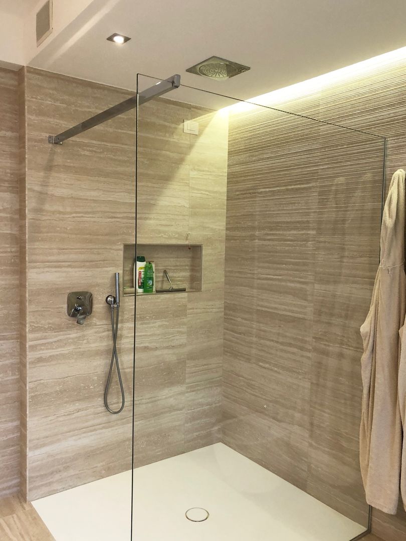 Bagno accessibile e di charme, Arch. Silvana Citterio Arch. Silvana Citterio Bagno moderno Ceramica Beige doccia filo pavimento,corian,bagno accessibile,bagno per disabili,parete doccia,bagno,illuminazione bagno