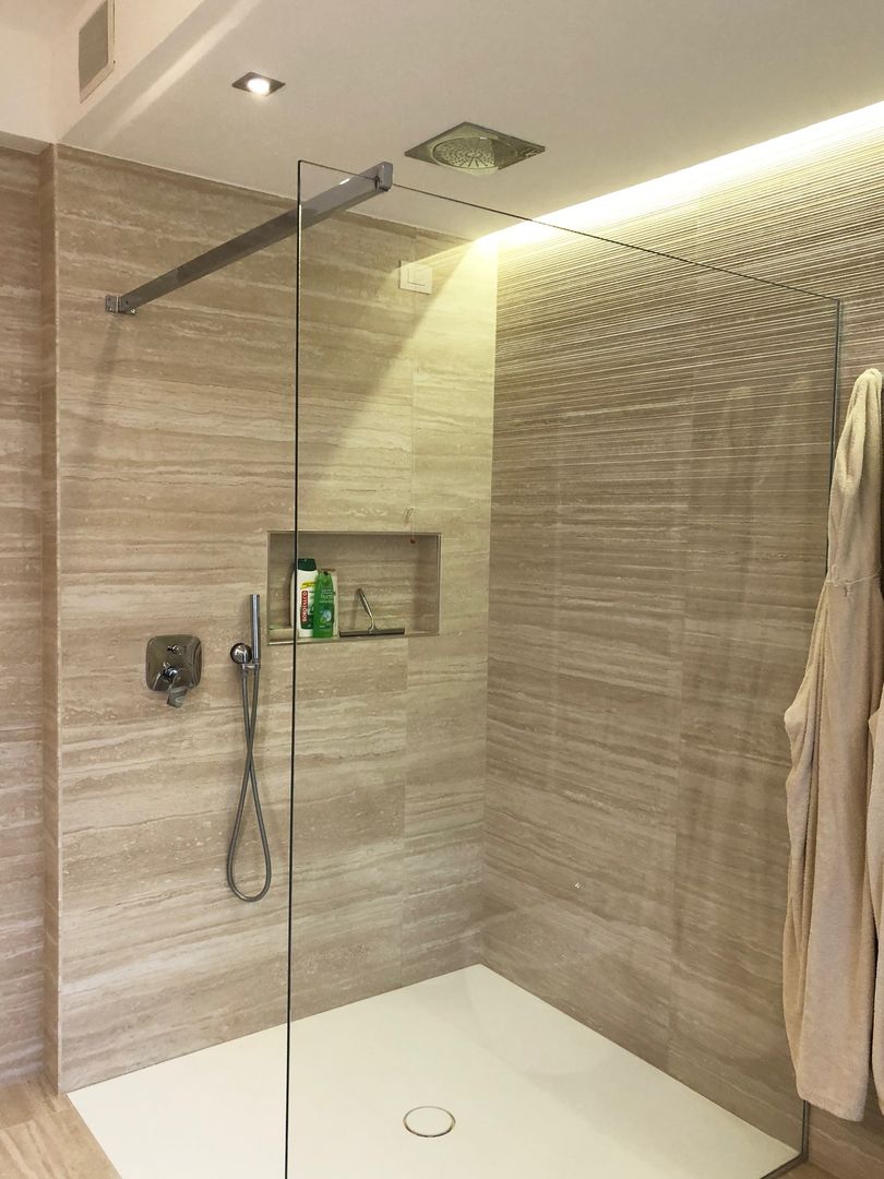 Bagno accessibile e di charme, Arch. Silvana Citterio Arch. Silvana Citterio Bagno moderno Ceramica doccia filo pavimento,corian,bagno accessibile,bagno per disabili,parete doccia,bagno,illuminazione bagno