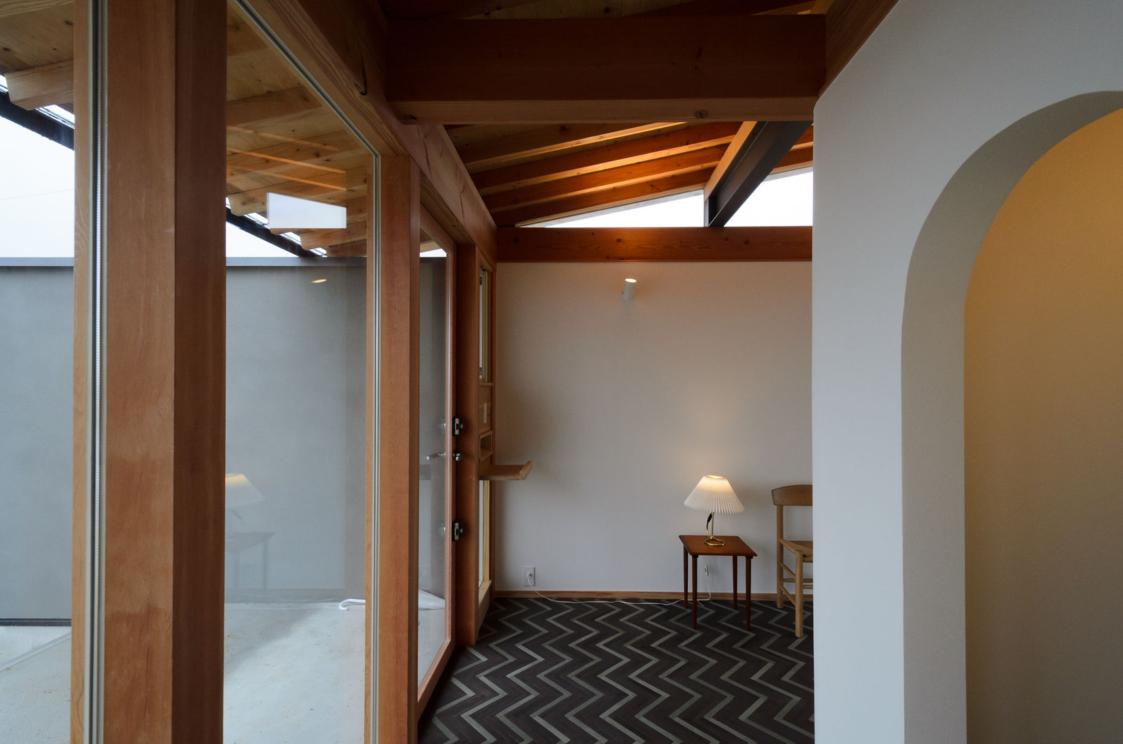 晴耕雨読, 風景のある家.LLC 風景のある家.LLC Scandinavian style corridor, hallway& stairs لکڑی Wood effect