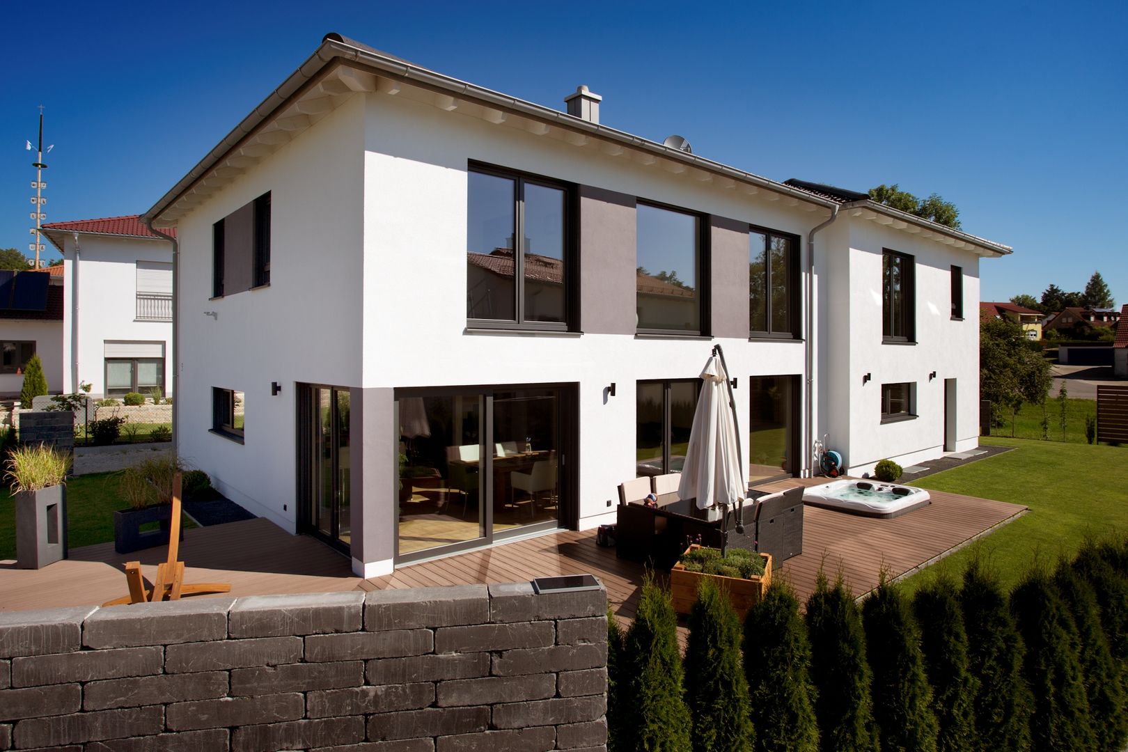 Massivholzhaus in Oberbayern - Bauökologie und modernes Design vereint, Kneer GmbH, Fenster und Türen Kneer GmbH, Fenster und Türen Puertas y ventanas modernas