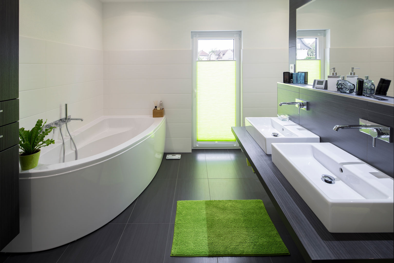 homify Modern bathroom