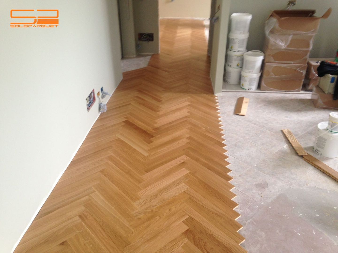 Pulizia del sottofondo e posa in opera di parquet prefinito in rovere, Soloparquet Srl Soloparquet Srl