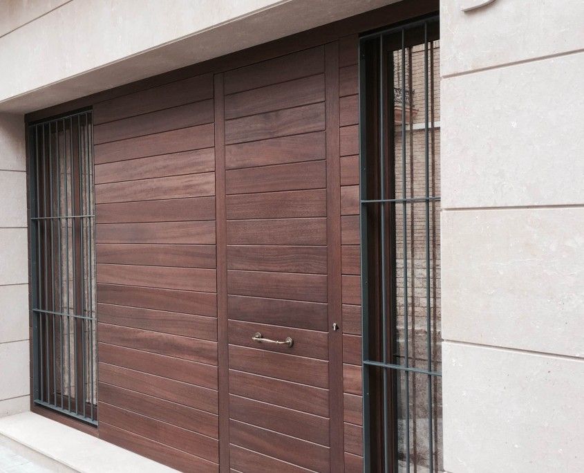 Puerta de acceso principal de la casa linkehome arquitectura Puertas de entrada Madera Acabado en madera puerta de acceso,puerta de madera,panelado madera,puerta panelada,arquitectura,arquitecto