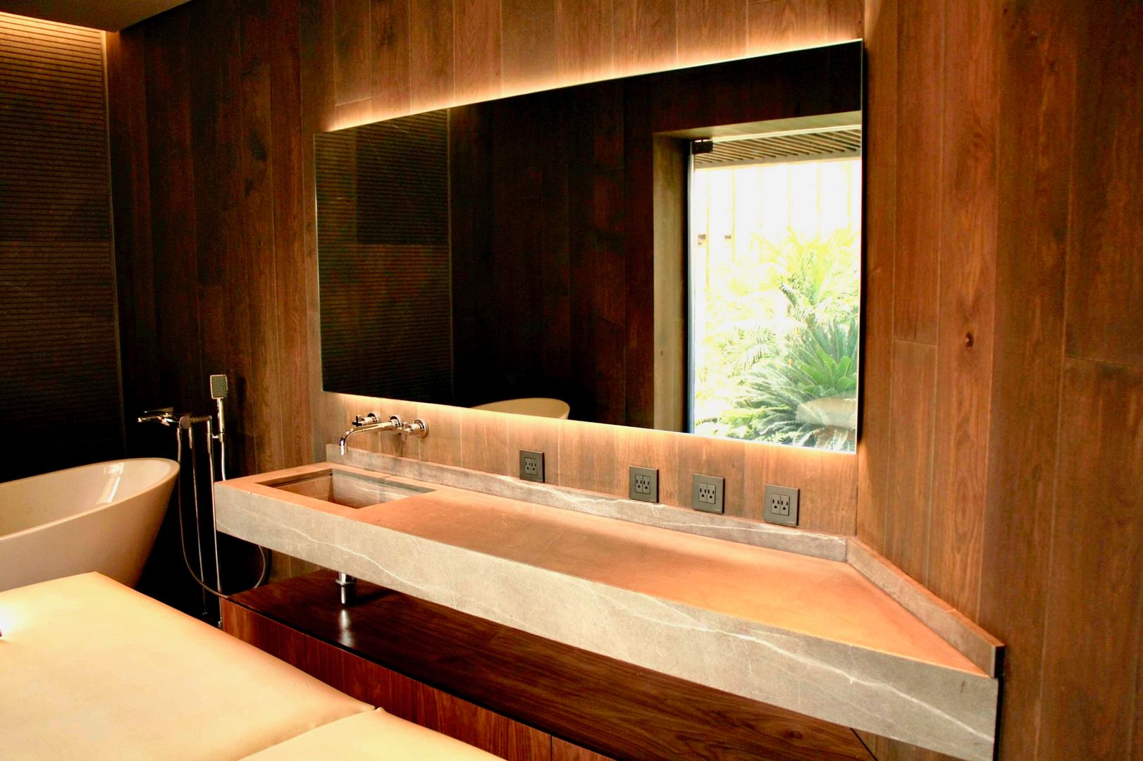 homify Modern bathroom