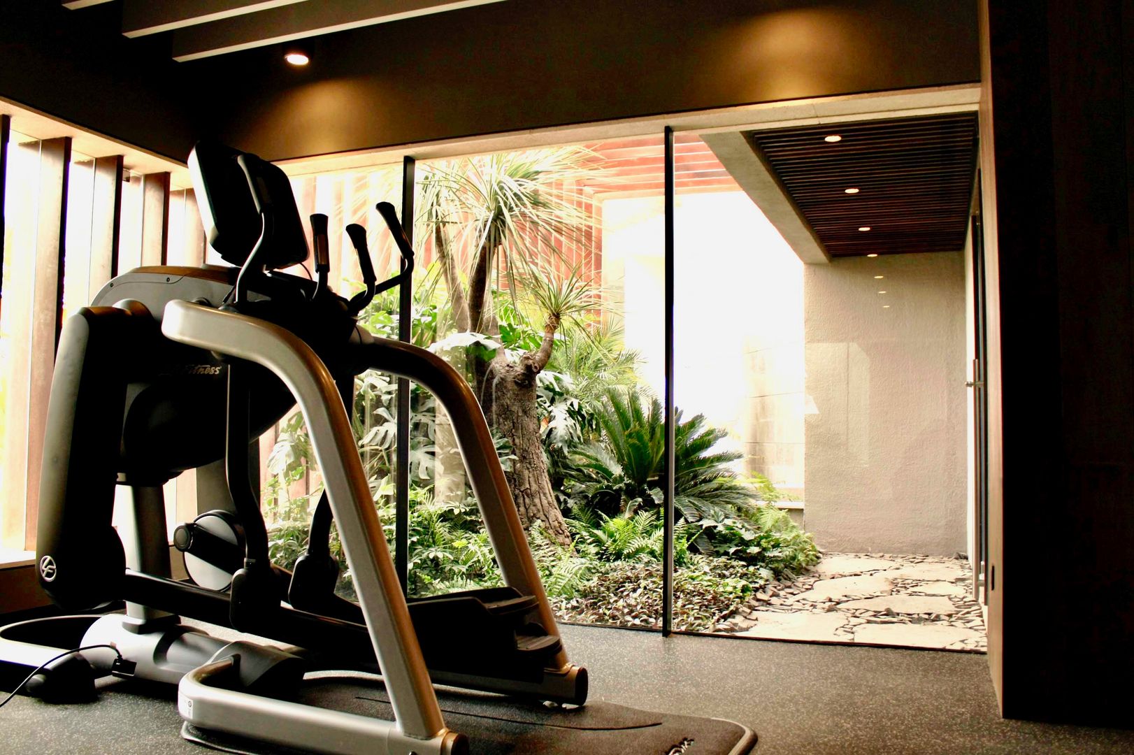 homify Modern gym