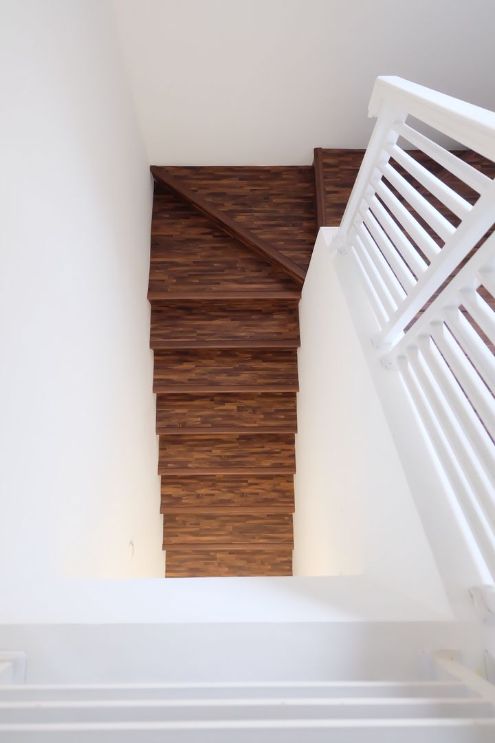 homify Escaleras Madera Acabado en madera Escaleras