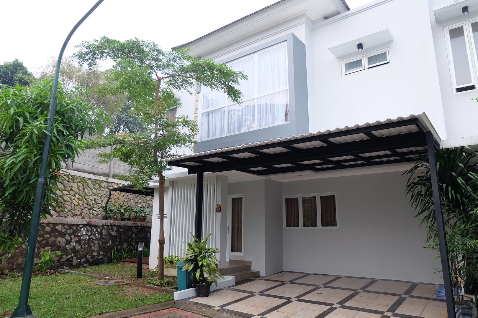 Rumah Asri homify Balkon, Beranda & Teras Modern Besi/Baja Accessories & decoration