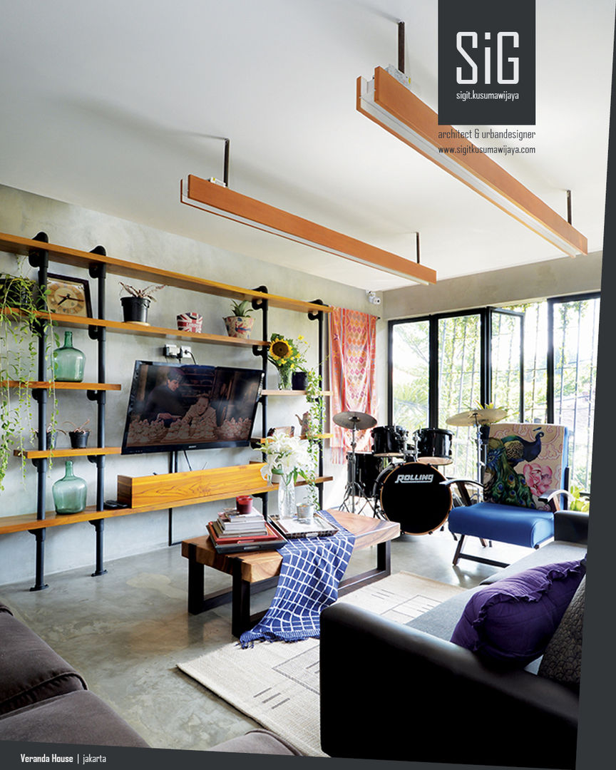 Rumah Beranda - Green Boarding House, sigit.kusumawijaya | architect & urbandesigner sigit.kusumawijaya | architect & urbandesigner Industrial style living room Iron/Steel