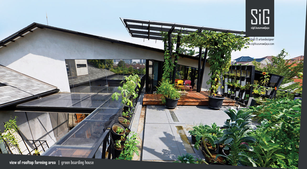 Rumah Beranda - Green Boarding House, sigit.kusumawijaya | architect & urbandesigner sigit.kusumawijaya | architect & urbandesigner Pondok taman Besi/Baja Black
