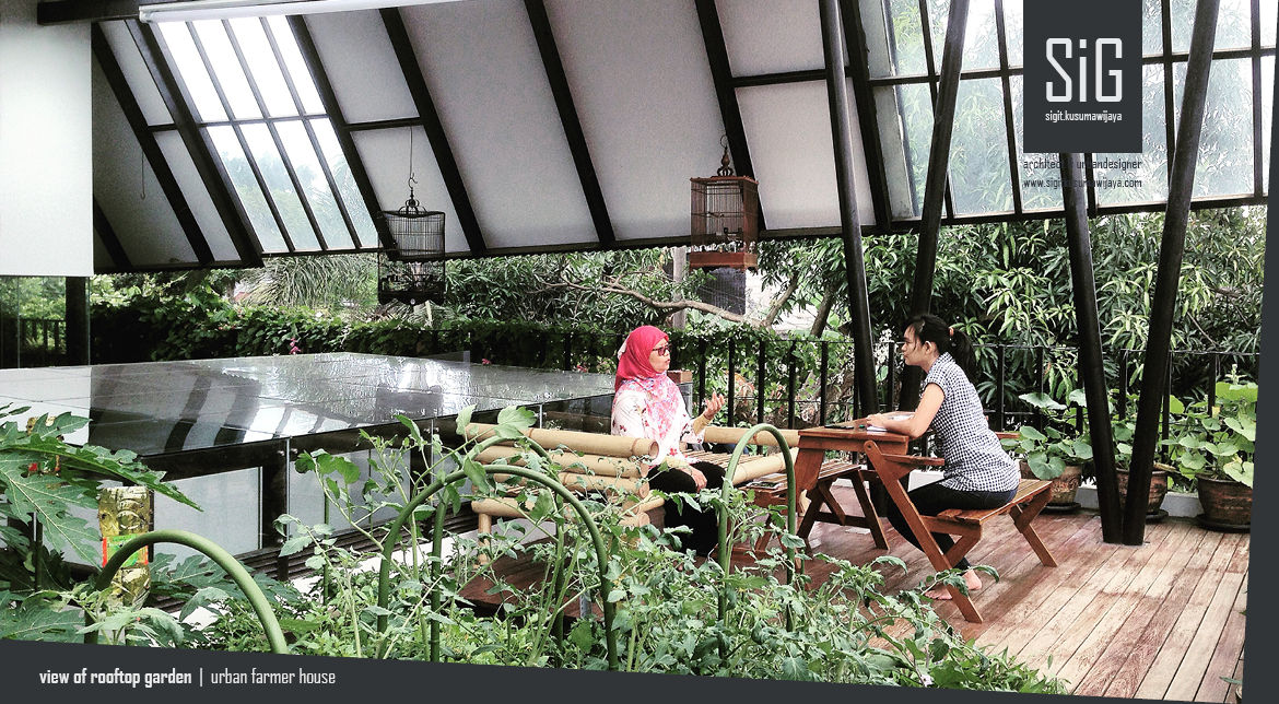 Rumah Kebun Mandiri Pangan (Food Self-Sufficiency House), sigit.kusumawijaya | architect & urbandesigner sigit.kusumawijaya | architect & urbandesigner Cobertizos Madera Acabado en madera