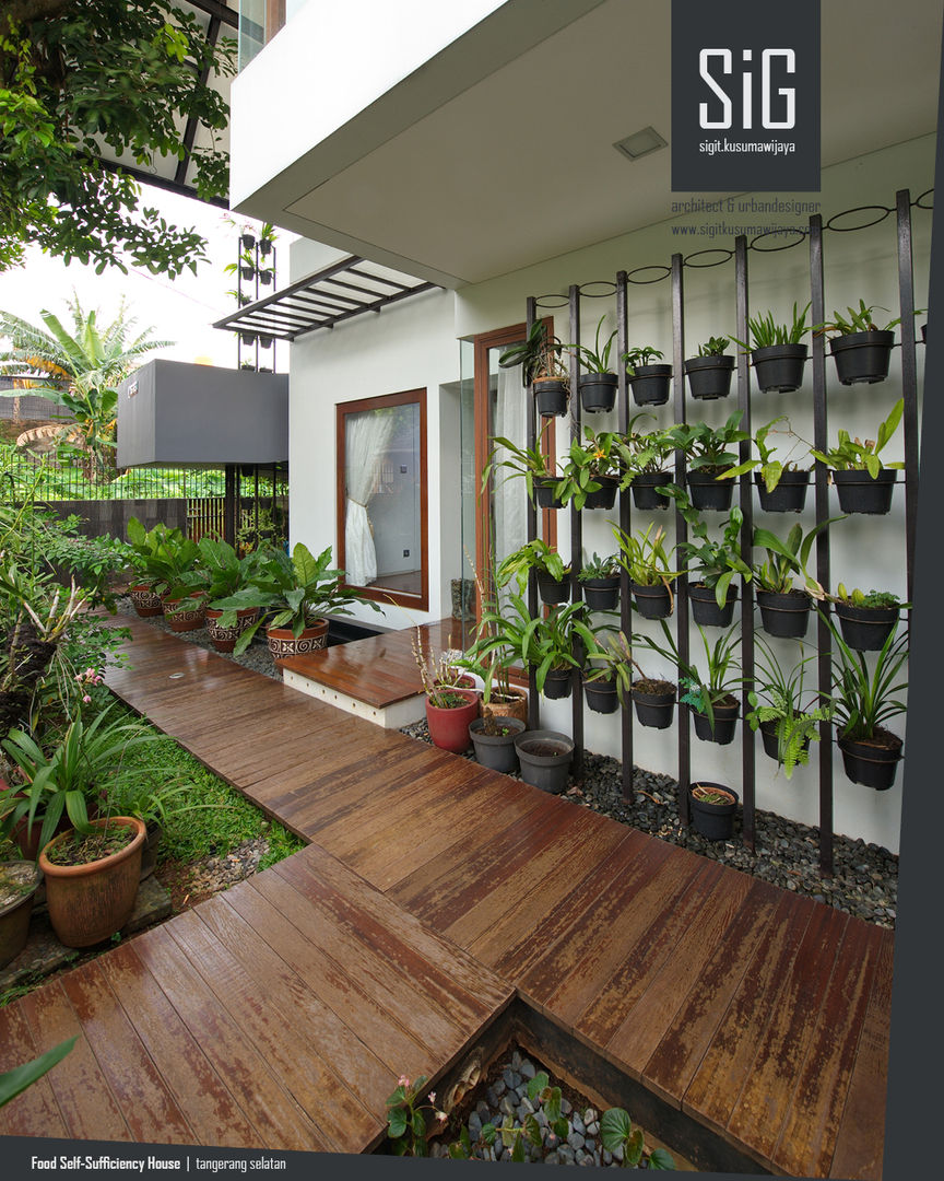 Rumah Kebun Mandiri Pangan (Food Self-Sufficiency House), sigit.kusumawijaya | architect & urbandesigner sigit.kusumawijaya | architect & urbandesigner Balcones y terrazas de estilo minimalista Madera Acabado en madera