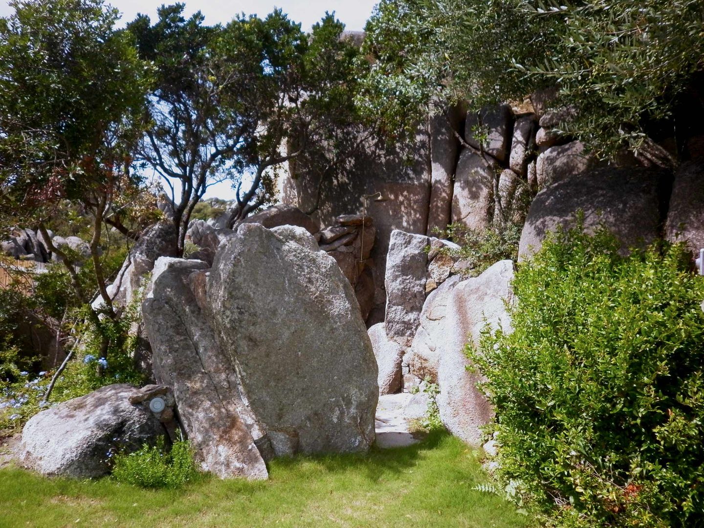 Villa tra le Rocce a Baia Santa Reparata, Alfredo Pulcrano Alfredo Pulcrano 地中海風 庭