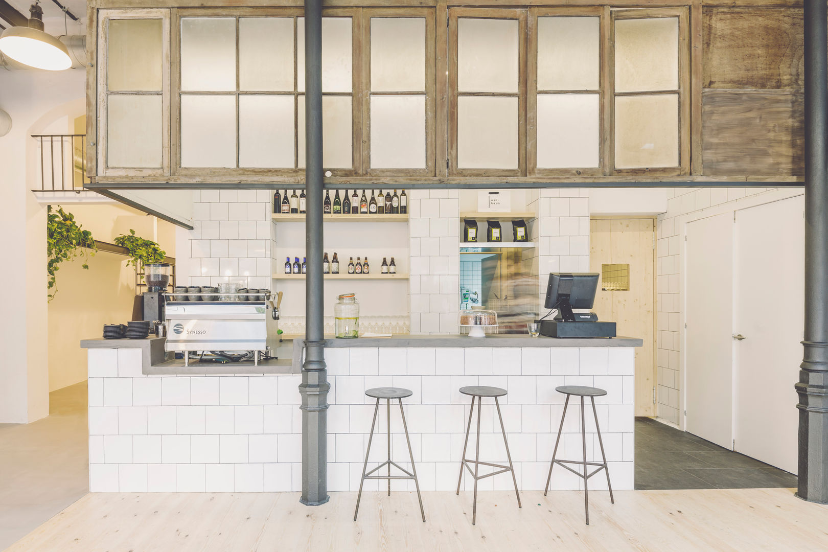 Wer-Haus, LaBoqueria Taller d'Arquitectura i Disseny Industrial LaBoqueria Taller d'Arquitectura i Disseny Industrial Modern Dining Room Solid Wood Multicolored Accessories & decoration