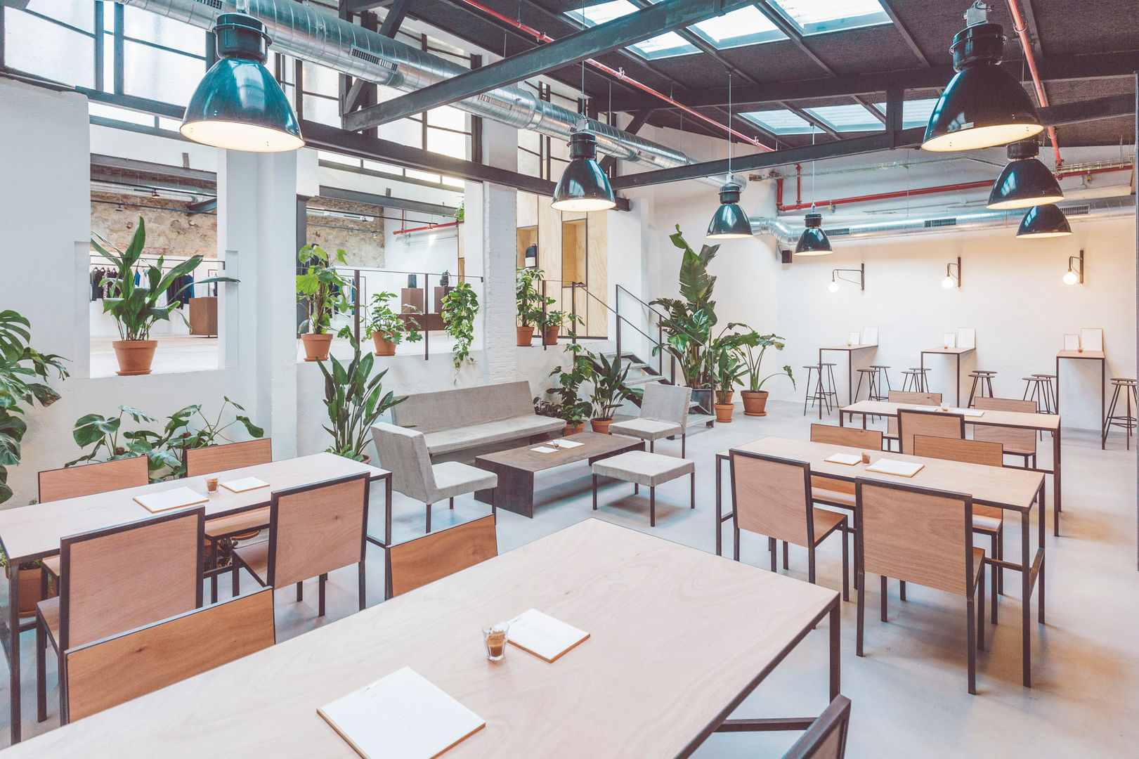 Wer-Haus, LaBoqueria Taller d'Arquitectura i Disseny Industrial LaBoqueria Taller d'Arquitectura i Disseny Industrial Ruang Makan Modern Parket Multicolored Accessories & decoration