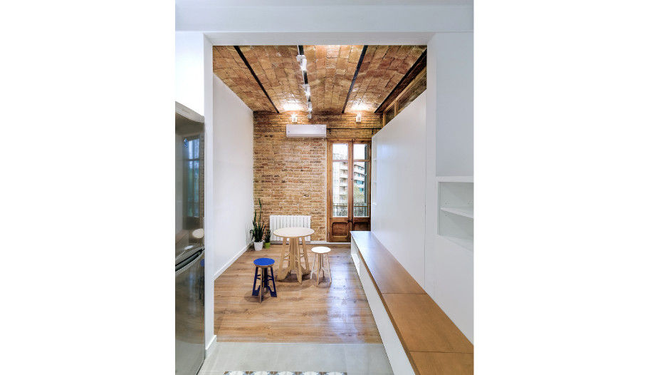 Pasillo cocina hacia el salón LaBoqueria Taller d'Arquitectura i Disseny Industrial Comedores de estilo moderno Madera Acabado en madera