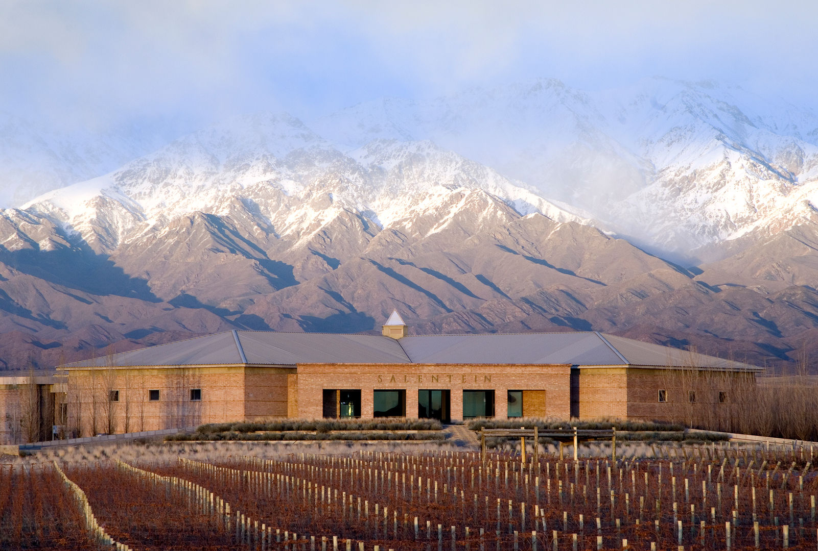 ESPACIO SALENTEIN: Bodega Salentein, Killka y Capilla de la Gratitud, Bórmida & Yanzón arquitectos Bórmida & Yanzón arquitectos 商业空间 餐廳