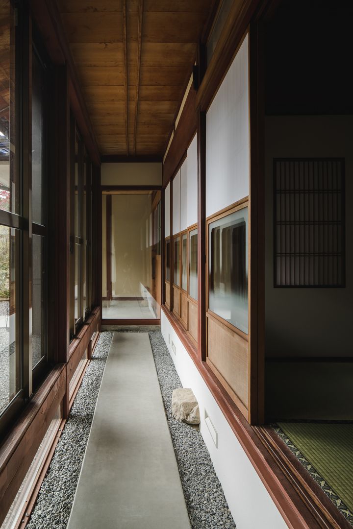 shimotoyama-house-renovation, ALTS DESIGN OFFICE ALTS DESIGN OFFICE Pasillos, vestíbulos y escaleras clásicas